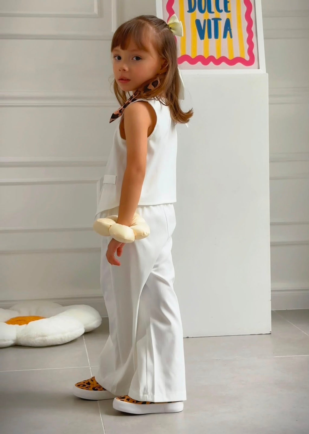 Detallle de tela y acabados del Set Olivia Blanco para niña Ayoyi